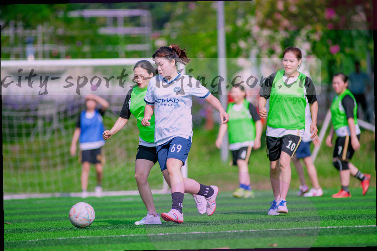 城市网格与坐标点构成的联系渠道示意插画